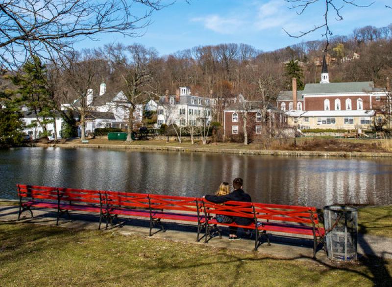 Roslyn, N.Y.: A Hint of New England - The New York Times